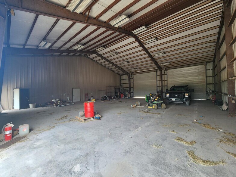 More Photos Of 2620 E Corral Ave, Kingsville Warehouse For Lease