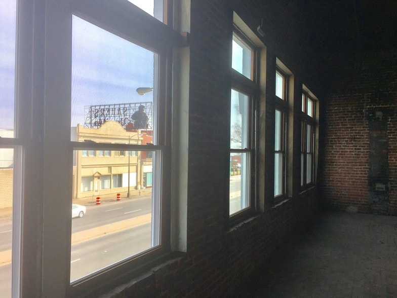 More Photos Of 2035 W Broad St, Richmond Storefront Retail Office For Lease