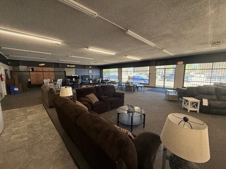 More Photos Of 1404 W Gentry Pky, Tyler Freestanding For Sale