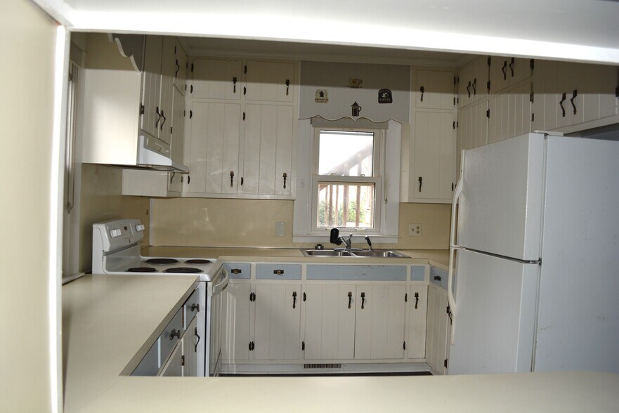 More Photos Of 579 West St, Pittsboro Office For Lease