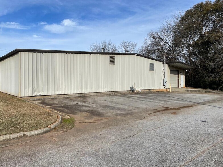 More Photos Of 160 Hampton St, McDonough Freestanding For Sale