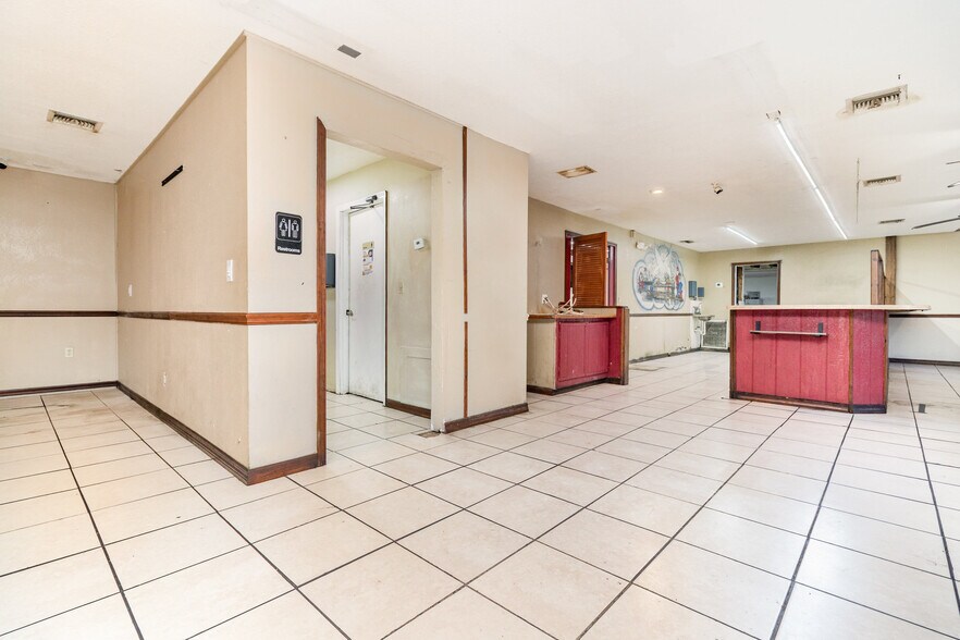 More Photos Of 2516 S Sanford Ave, Sanford Convenience Store For Sale