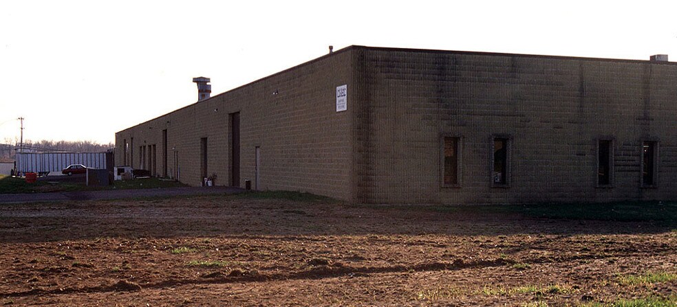 More Photos Of 11-19 Vincent Cir, Warminster Township Warehouse For Lease