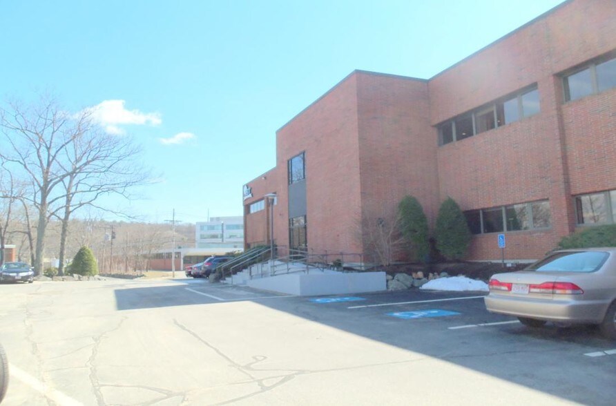 More Photos Of 300 Bear Hill Rd, Waltham Office For Lease