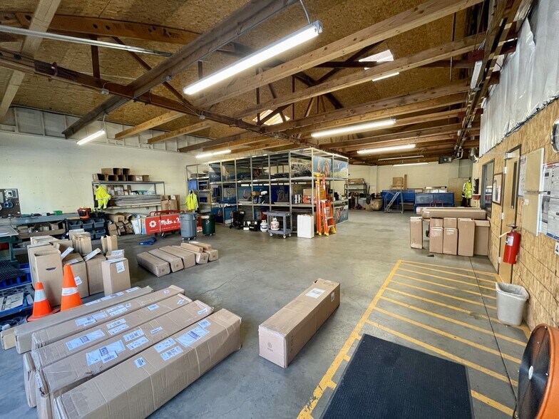 More Photos Of 2200 NW Savier St, Portland Flex For Lease