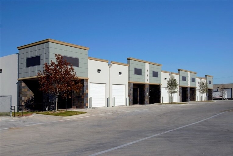 More Photos Of 404 W Powell Ln, Austin Unknown For Lease
