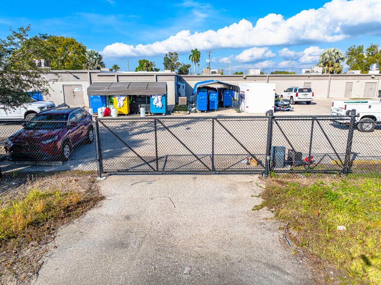 More Photos Of 2192-2198 Princeton St, Sarasota Manufacturing For Sale