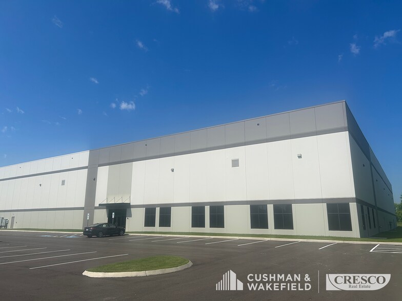 More Photos Of 2001 Victoria St, Warren Distribution For Lease