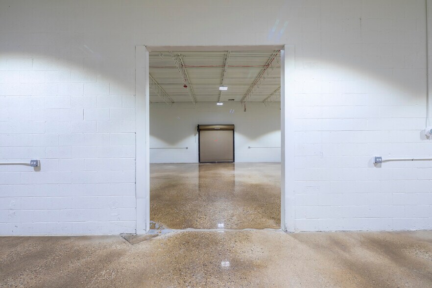 More Photos Of 1084 Industrial Dr, Bensenville Warehouse For Lease