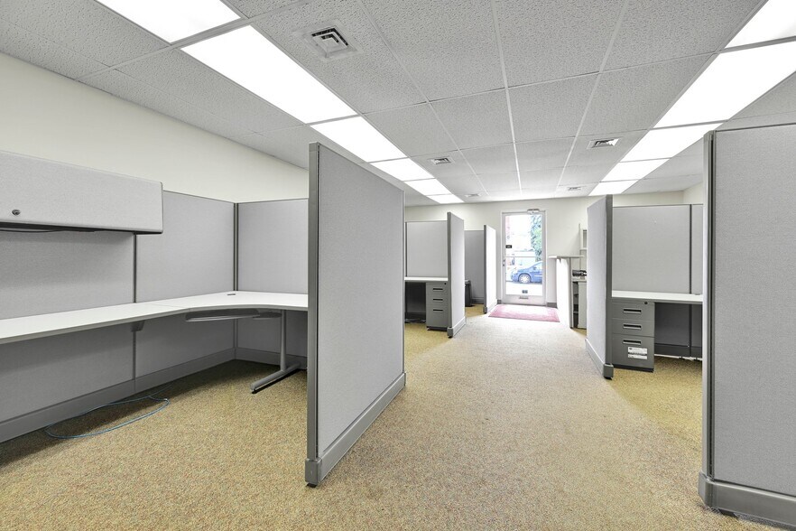 More Photos Of 26 N Railroad St, Palmyra Office For Sale