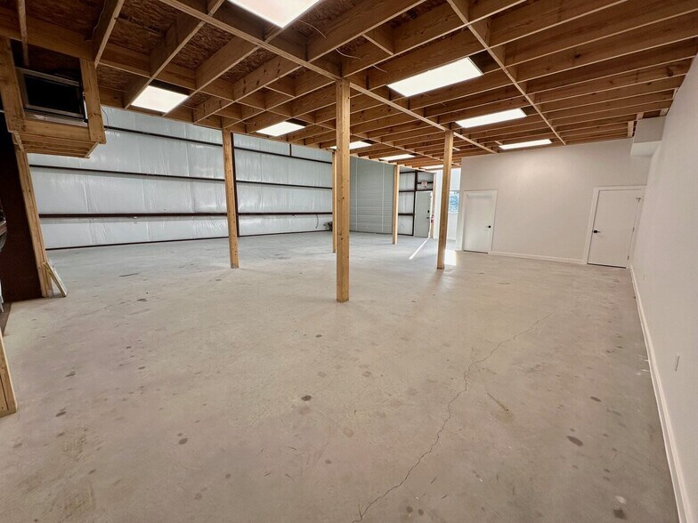 More Photos Of 10100 Darden Hill Rd, Austin Light Distribution For Sale