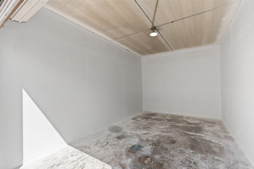 More Photos Of 7401 NW 68th St, Miami Self Storage For Lease