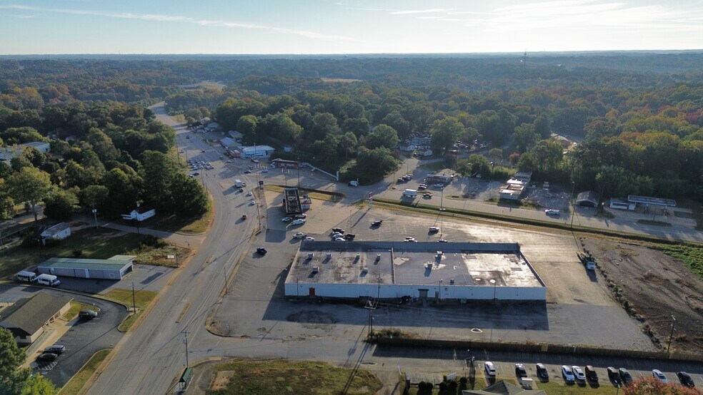 More Photos Of 1402 E River St, Anderson Unknown For Lease