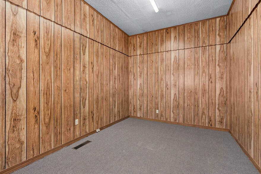More Photos Of 155 N Broadway Ave, Booneville Storefront For Sale
