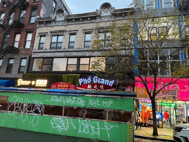 More Photos Of 277 Grand St, New York Storefront Retail Office For Lease