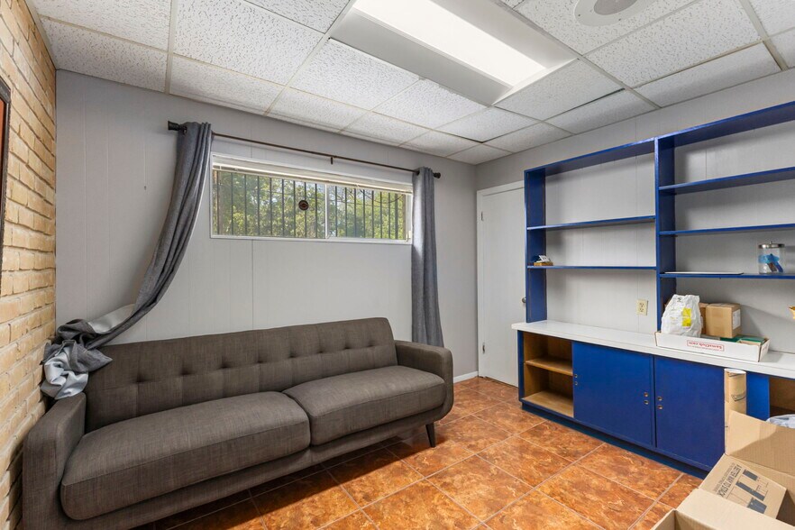 More Photos Of 1445 Somerset Rd, San Antonio Medical For Sale