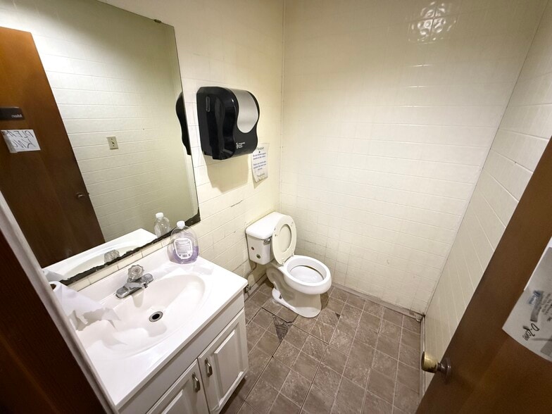 More Photos Of 11104 N Lamar Blvd, Austin Showroom For Lease