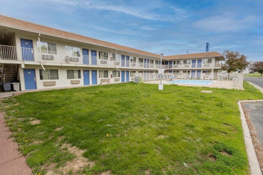 More Photos Of 1309 S Ohlman St, Mitchell Hotel For Sale