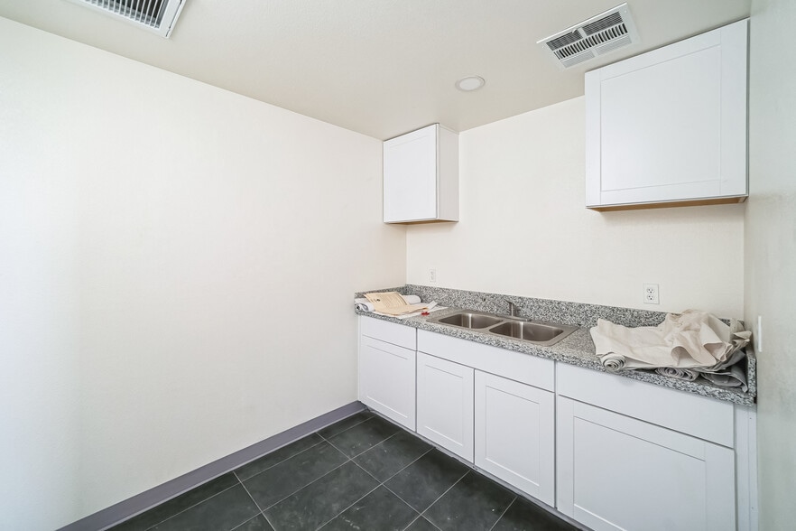 More Photos Of 2330 E Kaviland Ave, Fresno Light Manufacturing For Sale