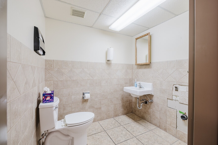 More Photos Of 222 Silver St, Elko Manufacturing For Lease