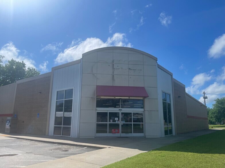 More Photos Of 202 S 2nd St, Porum Freestanding For Lease