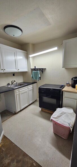 More Photos Of 130 Grand Ave, Bacliff Warehouse For Sale