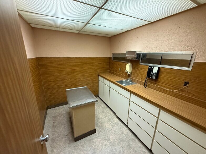 More Photos Of 7184 Alameda Ave, El Paso Veterinarian Kennel For Sale