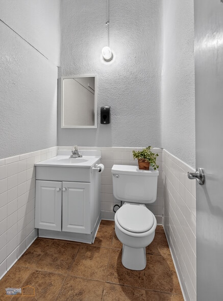 More Photos Of 2207-2209 9th St, Greeley Flex For Lease