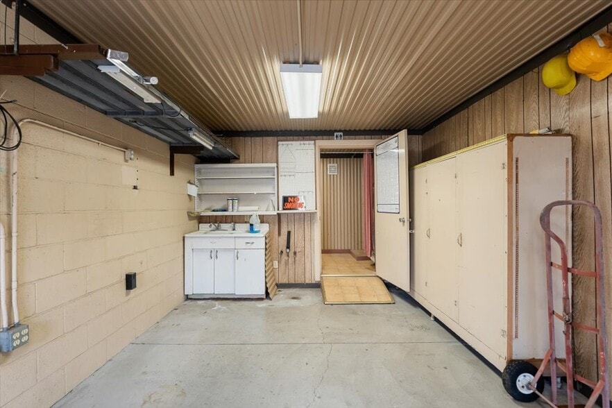 More Photos Of 360 College Ave, Weed Showroom For Sale