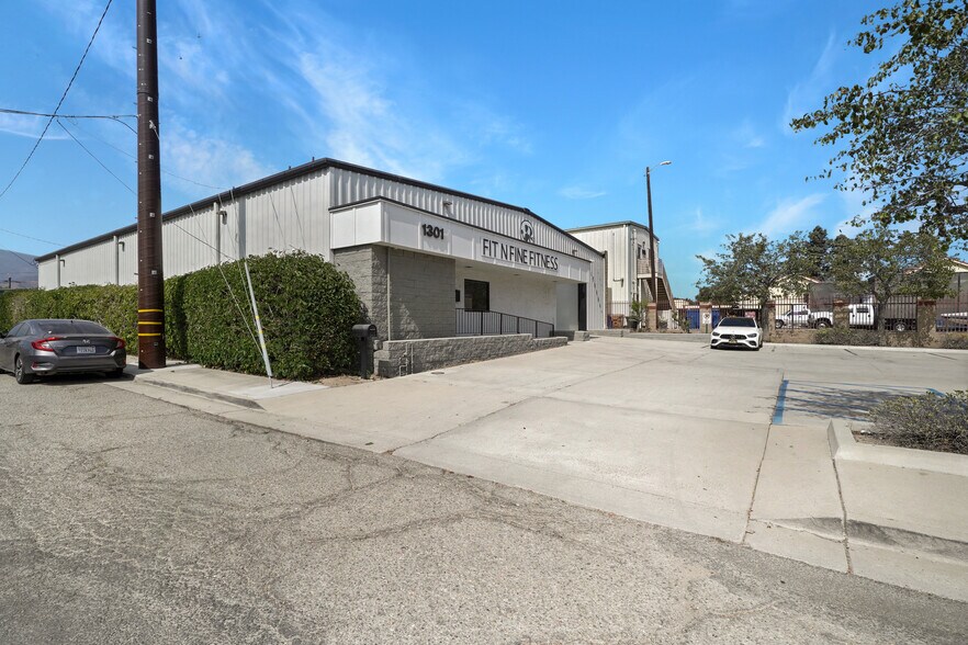 More Photos Of 1301 E Main St, Santa Paula Service For Sale