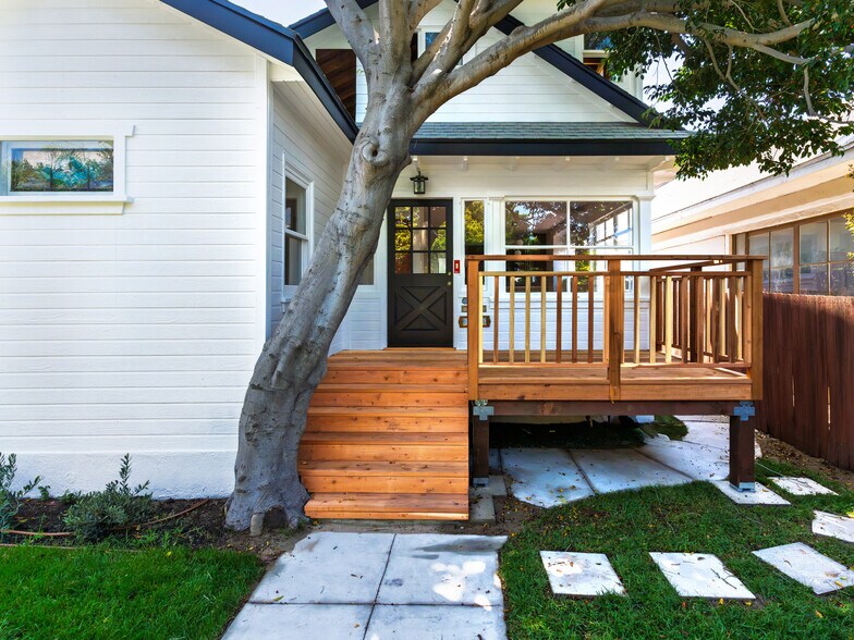 More Photos Of 58 Ozone Ave, Venice Specialty For Sale