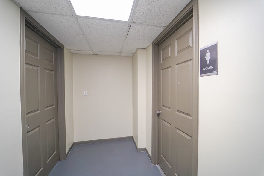 More Photos Of 808 Bob White Rd, Victoria Warehouse For Sale