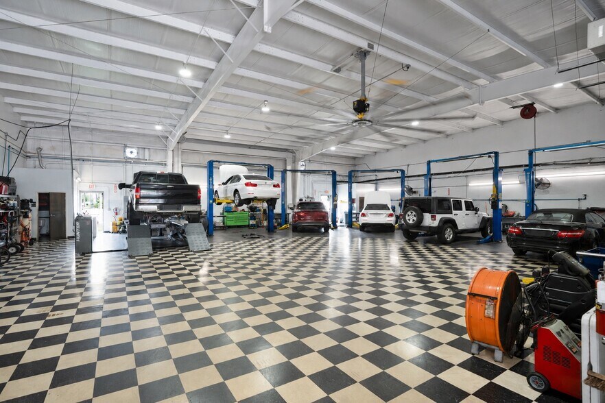 More Photos Of 2350 Us-17-92, Longwood Showroom For Sale