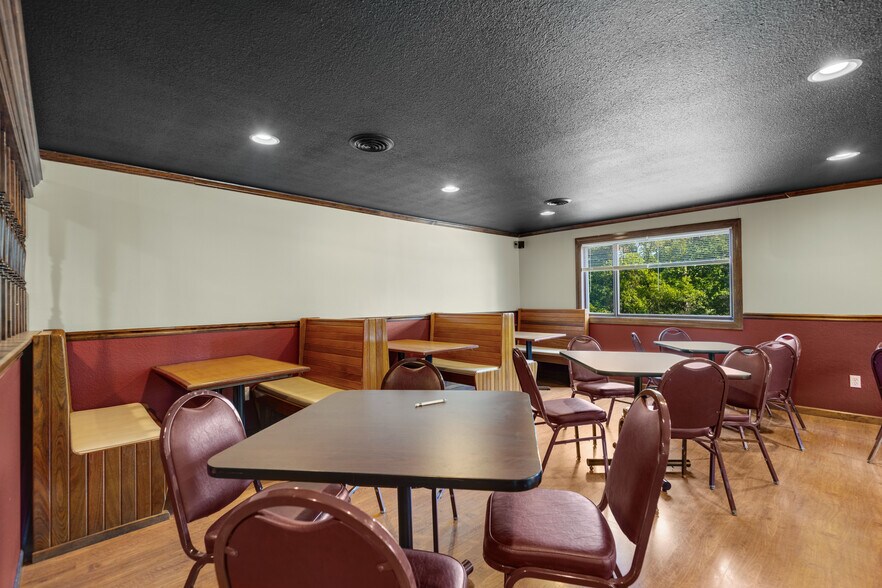 More Photos Of 2079 State Road Y, Linn Creek Restaurant For Sale