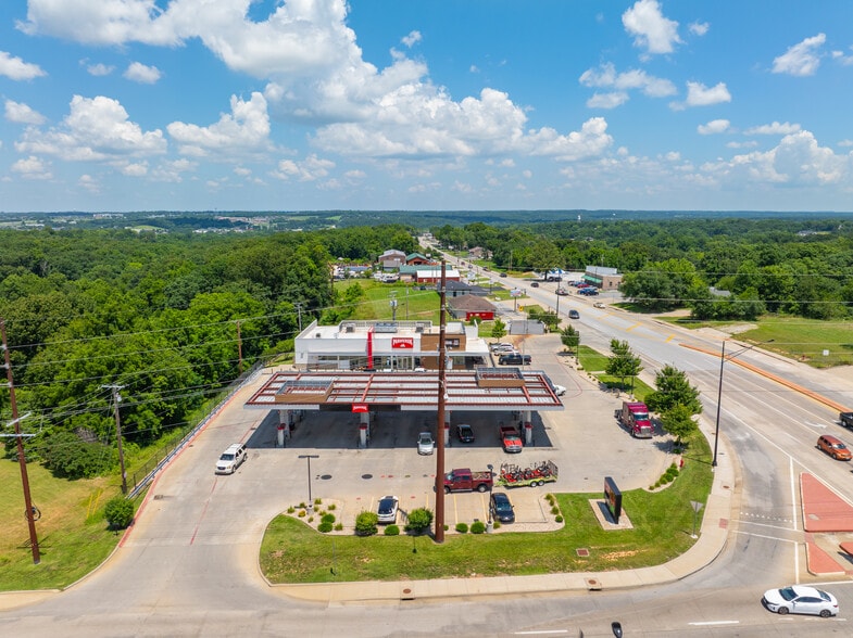 More Photos Of 305 W South St, Ozark Convenience Store For Sale