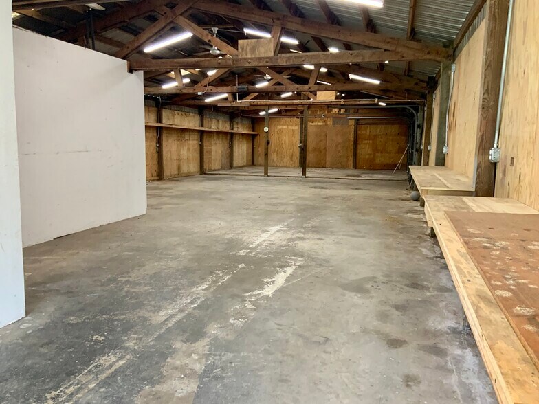 More Photos Of 103 N Live Oak St, Tomball Warehouse For Lease
