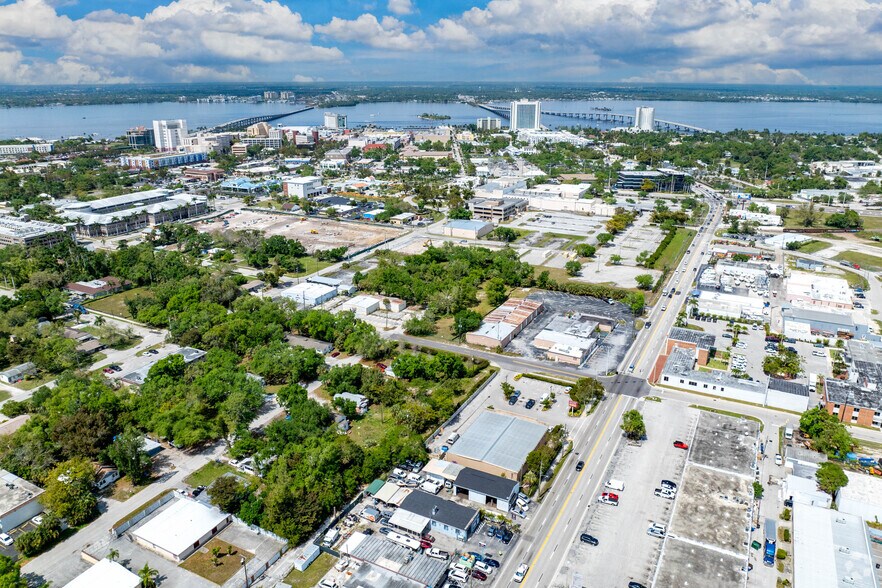 More Photos Of 2242 Fowler St, Fort Myers Service For Sale