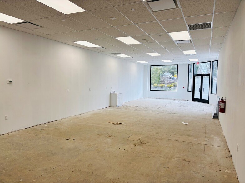 More Photos Of 39 Glen Head Rd, Glen Head Office For Lease
