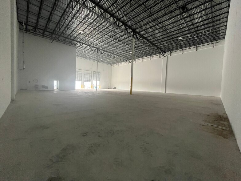 More Photos Of 3042 NW 73rd St, Miami Distribution For Lease