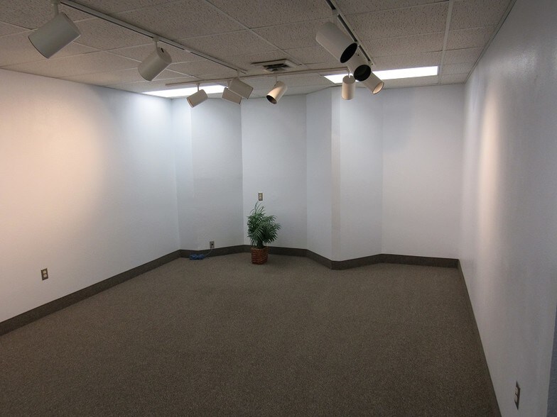 More Photos Of 313 W Country Club Rd, Roswell Medical For Sale