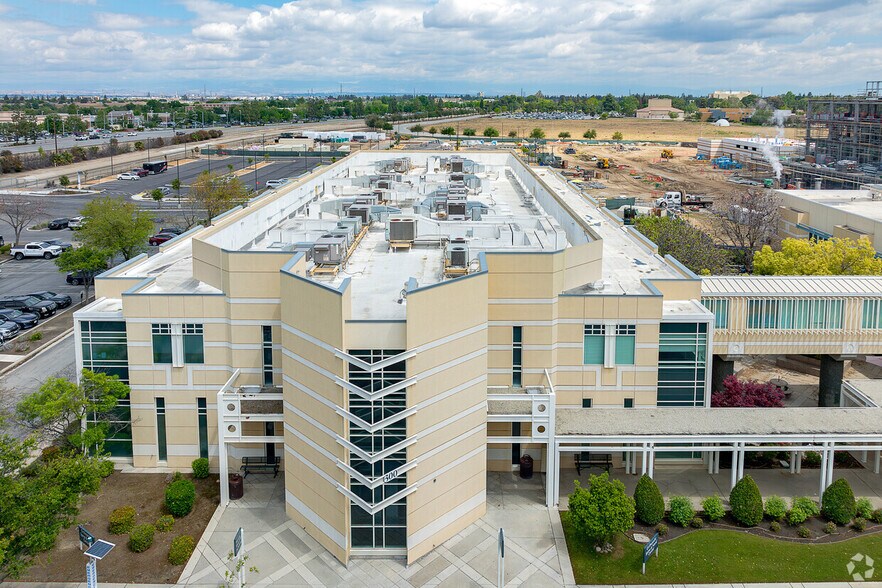 More Photos Of 300 Old River Rd, Bakersfield Medical For Lease