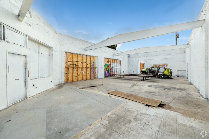 More Photos Of 7540-7544 Balboa Blvd, Van Nuys Unknown For Lease