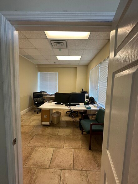 More Photos Of 7904 Interstate Ct, North Fort Myers Warehouse For Lease