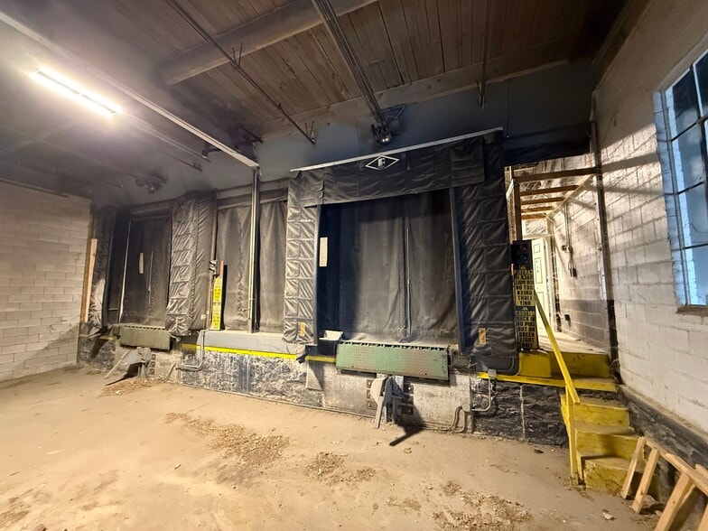 More Photos Of 220 E 14th Ave, North Kansas City Distribution For Lease