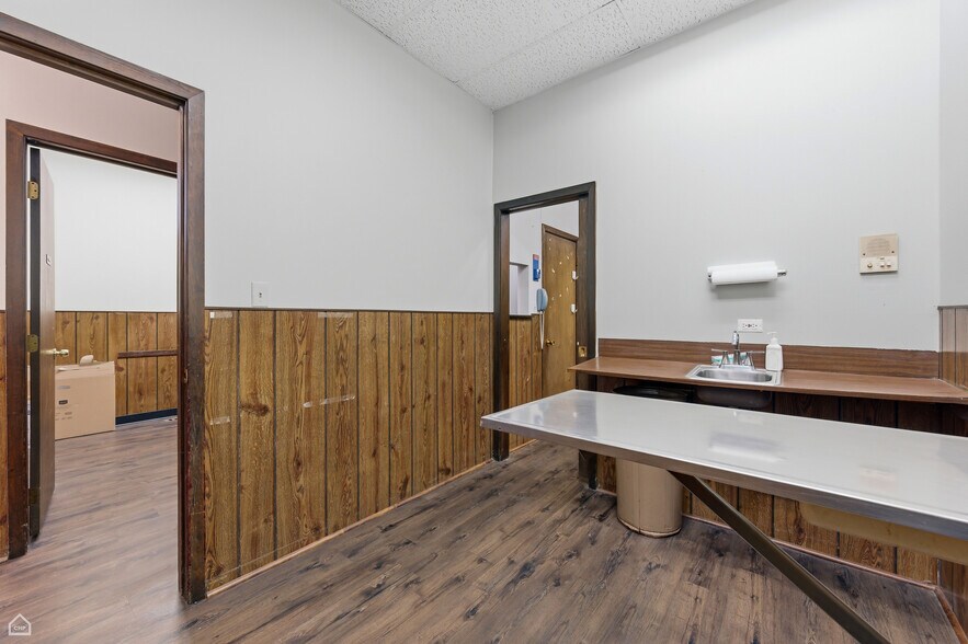 More Photos Of 8507 S Roberts Rd, Justice Veterinarian Kennel For Sale