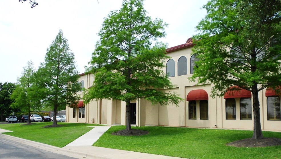 More Photos Of 12208 N MoPac Expy, Austin Bank For Lease