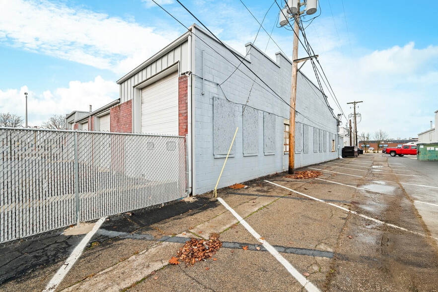 More Photos Of 1441 Central Ave, Columbus Auto Repair For Lease