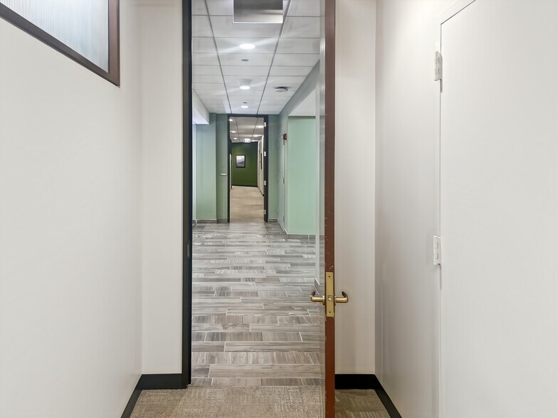 More Photos Of 125 S Wacker Dr, Chicago Coworking Space