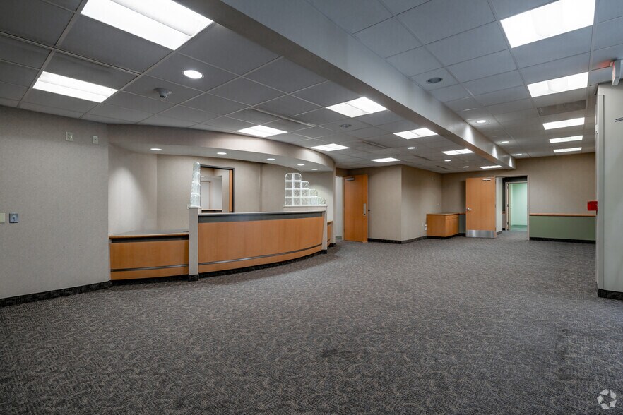 More Photos Of 8601 Village Dr, San Antonio Medical For Lease