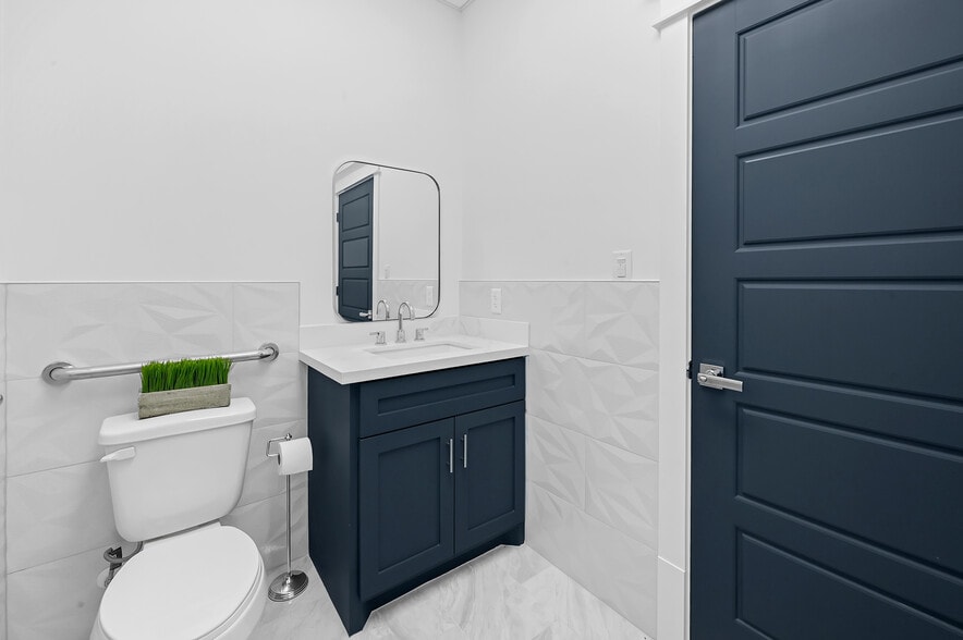 More Photos Of 10751 Almeda Genoa Rd, Houston Office For Sale